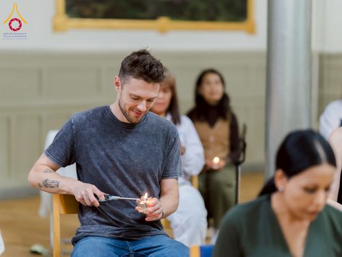 ภาพ No.232633:วันเสาร์ที่ 5 กรกฎาคม พ.ศ. 2568 Candlelight meditation & Vigil พิธีจุดเทียนให้สว่าง สู่ทางสงบ ณ วัดพระธรรมกายนอร์ธสวีเดน