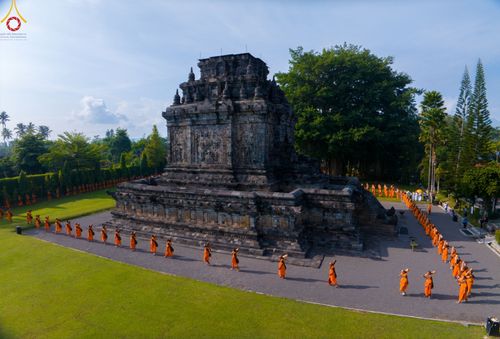 ภาพ No.105148:สามเณรธรรมทายาทชาวอินโดนีเซียกว่า 1,000 รูป เดินธรรมยาตรา บูชาพระสัมมาสัมพุทธเจ้า ณ มหาเจดีย์บุโรพุทโธ ประเทศอินโดนีเซีย ในวันที่ 27 ธันวาคม พ.ศ. 2566