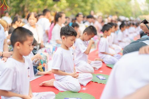 ภาพ No.135016: พิธีบรรพชาสามเณร  พิธีตักบาตรฉลองสามเณรใหม่ วันที่ 1 เมษายน พ.ศ.2567 ในโครงการบรรพชาสามเณรฟื้นฟูพระพุทธศาสนาทั่วไทย ณ ศูนย์ปฏิบัติธรรมแก้วเมืองเลย