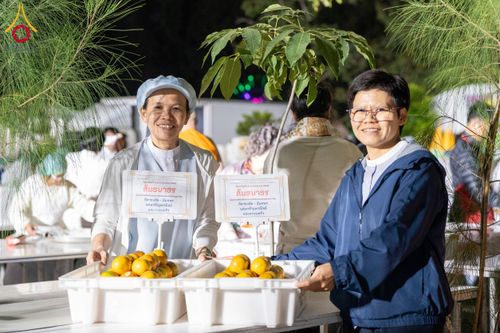 ภาพ No.193684:สาธุชนถวายภัตตาหารเป็นสังฆทาน แด่พระธรรมยาตรา ณ อนุสรณ์สถานมหาวิหารพระมงคลเทพมุนี (โลตัสแลนด์) อ.สองพี่น้อง จ.สุพรรณบุรี ในโครงการธรรมยาตรา กตัญญูบูชา มหาปูชนียาจารย์ พระมงคลเทพมุนี(สด จนฺทสโร) พระผู้ปราบมาร ปีที่ 13 วันที่ 12 มกราคม พ.ศ.2568