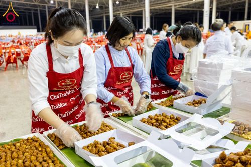 ภาพ No.203328:พิธีถวายภัตตาหารเป็นสังฆทาน แด่พระธรรมยาตรา ณ วัดพระธรรมกาย ตำบลคลองสาม อำเภอคลองหลวง จังหวัดปทุมธานี ในโครงการธรรมยาตรา กตัญญูบูชา มหาปูชนียาจารย์ พระมงคลเทพมุนี(สด จนฺทสโร) พระผู้ปราบมาร อนุสรณ์สถาน 7 แห่ง ปีที่ 13 วันที่ 29 มกราคม พ.ศ. 2568