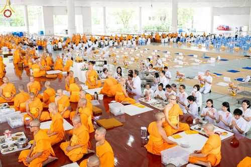 ภาพ No.211855:วันเสาร์ที่ 15 มีนาคม พ.ศ. 2568 พิธีถวายภัตตาหารเมนูสวรรค์ เพื่อการบรรลุธรรม ณ หอฉันคุณยายฯ วัดพระธรรมกาย