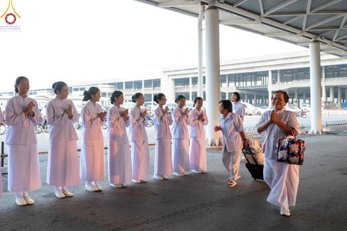 ภาพ No.136530:พิธีตักบาตร พิธีบูชาข้าวพระ ในวันอาทิตย์ต้นเดือนที่ 5 พฤษภาคม พ.ศ. 2567 ณ วัดพระธรรมกาย จ.ปทุมธานี