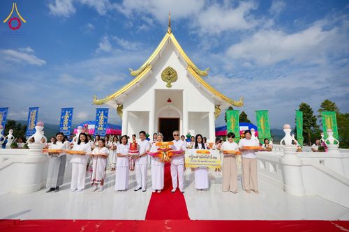 ภาพ No.175509:พิธีทอดกฐิน วัดดงดินแดง อ.อมก๋อย จ.เชียงใหม่ ในโครงการกฐินสามัคคีทั่วไทย 30,000 วัด บูชาธรรม 80 ปี หลวงพ่อธัมมชโย โดยคณะศิษยานุศิษย์วัดพระธรรมกาย วันที่ 9 พฤศจิกายน พ.ศ. 2567
