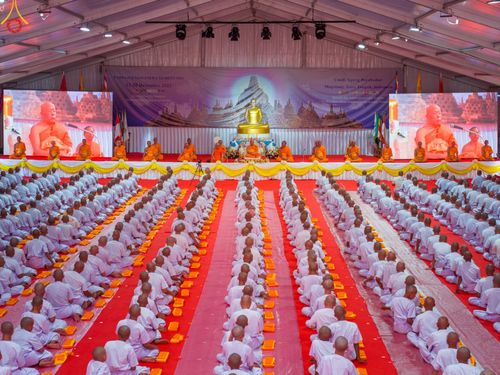 ภาพ No.103224:พิธีบรรพชา พิธีขอศีลและนิสัย ธรรมทายาทชาวอินโดนีเซียกว่า 1,000 คน ณ มหาเจดีย์บุโรพุทโธ ประเทศอินโดนีเซีย ในวันที่ 19 ธันวาคม พ.ศ. 2566