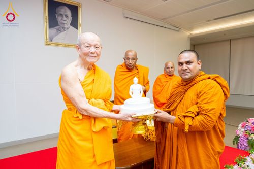 ภาพ No.223004:วันที่ 24 เมษายน พ.ศ. 2568 หลวงพ่อทัตตชีโวต้อนรับคณะสงฆ์ศรีลังกา ณ อาคาร 100 ปี คุณยายมหารัตนอุบาสิกาจันทร์ ขนนกยูง วัดพระธรรมกาย