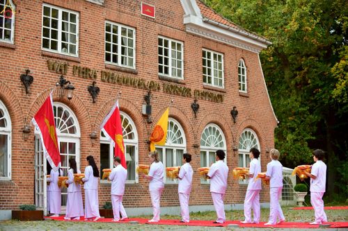 ภาพ No.257356:วันที่ 11 ตุลาคม พ.ศ. 2568 พิธีทอดกฐินสามัคคี  เพื่องานเผยแผ่พระพุทธศาสนา วิชชาธรรมกายสู่ชาวท้องถิ่น ณ วัดพระธรรมกายคอร์ซัวร์ ลุสท์สโกว  ประเทศเดนมาร์ก 