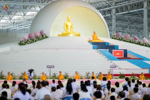 ภาพ No.76606:พิธีถวายโคมมาฆประทีป น้อมถวายเป็นพุทธบูชา แด่คณะพระภิกษุ สามเณร วัดพระธรรมกาย วันที่ 25 กุมภาพันธ์ พ.ศ. 2566