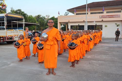 ภาพ No.61036:สามเณรออกบิณฑบาต และกิจกรรมอบรมสามเณร ในโครงการบรรพชาสามเณรฟื้นฟู พระพุทธศาสนาทั่วไทย ณ ศูนย์อบรมที่พักสงฆ์บ้านร่มเย็น จ.นราธิวาส วันที่ 2-15 เมษายน พ.ศ. 2567