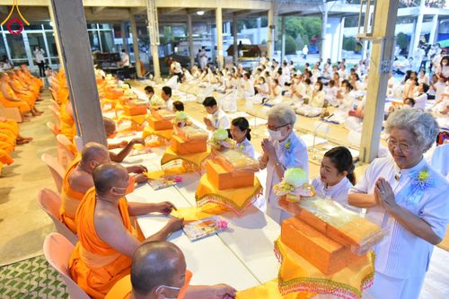 พิธีถวายภัตตาหารเป็นสังฆทาน แด่คณะพระธรรมยาตราฯ ในโครงการธรรมยาตรากตัญญูบูชา มหาปูชนียาจารย์ พระมงคลเทพมุนี(สด จนฺทสโร) พระผู้ปราบมาร อนุสรณ์สถาน 7 แห่ง ปีที่ 12 วันที่ 6 มกราคม พ.ศ. 2567 ณ อนุสรณ์สถานโลตัสแลนด์ จ.สุพรรณบุรี