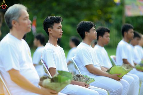 ภาพ No.102731:พิธีตัดปอยผม และปลงผมธรรมทายาท ชาวอินโดนีเซียกว่า 1,000 คน ณ มหาเจดีย์บุโรพุทโธ ประเทศอินโดนีเซีย อบรมระหว่างวันที่ 16-28 ธันวาคม พ.ศ. 2566