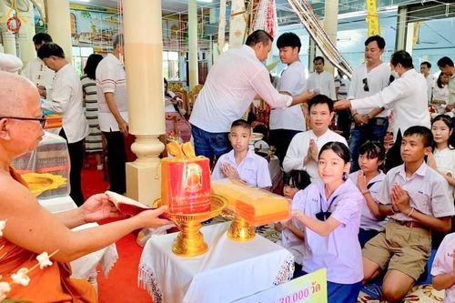 ภาพ No.182142:พิธีทอดกฐิน ณ วัดทาหนองยางไคล จ.ลำพูน ในโครงการทอดกฐินสามัคคีทั่วไทย 30,000 วัด บูชาธรรม 80 ปี หลวงพ่อธัมมชโย โดยคณะศิษยานุศิษย์วัดพระธรรมกาย วันที่ 27 ตุลาคม พ.ศ.2567