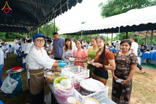 ภาพ No.164703:พิธีทอดกฐิน ณ ธุดงคสถานเขาย้อย เพชรบุรี สร้างอาคารปฏิบัติธรรม พระมงคลเทพมุนี(สด จนฺทสโร) ตำบลสระพัง อำเภอเขาย้อย จังหวัดเพชรบุรี วันอาทิตย์ ที่ 20 ตุลาคม พ.ศ. 2567