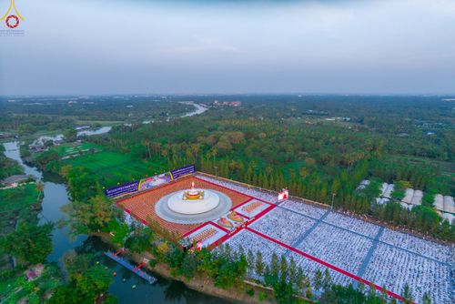 ภาพ No.109780:พิธีจุดประทีปถวายเป็นพุทธบูชา และบูชาธรรมมหาปูชนียาจารย์ วันที่ 10 มกราคม พ.ศ. 2567 ณ อนุสรณ์สถานคลองบางนางแท่น อ.สามพราน จ.นครปฐม