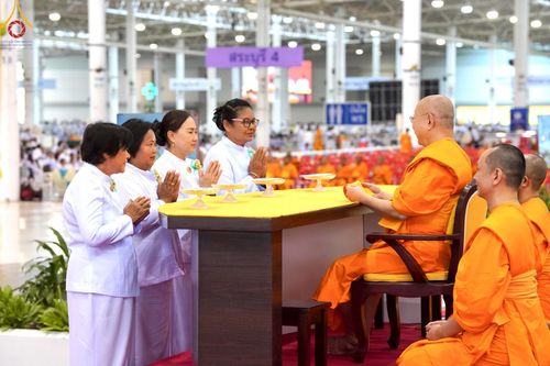 ภาพ No.219370:วันอังคารที่ 22 เมษายน พ.ศ. 2568 พิธีมอบปัจจัยช่วยเหลือครู 4 จังหวัดชายแดนภาคใต้ , พิธีกล่าวคำถวายอุปกรณ์ เพื่อเตรียมการต้อนรับคณะสงฆ์ฯ , พิธีกล่าวคำถวายภัตตาหารเป็นสังฆทาน , คณะสงฆ์ฉันภัตตาหารเพล  เนื่องในวันคุ้มครองโลก พิธีถวายมหาสังฆทานแด่คณะสงฆ์