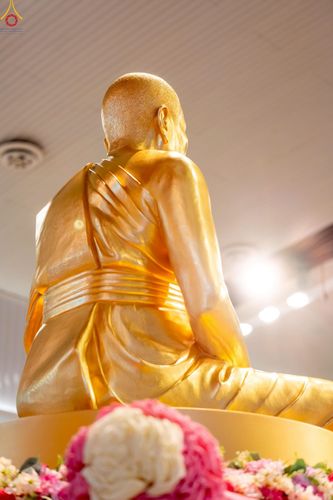 ภาพ No.251220:วันที่ 10 ตุลาคม พ.ศ. 2568 พิธีปฏิบัติธรรม ในวันคล้ายวันเกิด 141 ปี พระมงคลเทพมุนี (สด จนฺทสโร) พระผู้ปราบมาร ณ สภาธรรมกายสากล วัดพระธรรมกาย