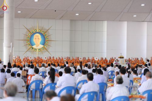 ภาพ No.91517:พิธีบุพเปตพลี ครั้งที่ 142 ร่วมอุทิศบุญแด่หมู่ญาติที่ล่วงลับไปแล้ว และสืบทอดอายุพระพุทธศาสนา วันอาทิตย์ที่ 29 ตุลาคม พ.ศ. 2566 (วันพระขึ้น 15 ค่ำ เดือน 11) ณ หอฉันคุณยายอาจารย์ฯ วัดพระธรรมกาย