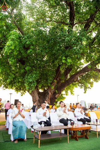 ภาพ No.135361:โครงการตักบาตรข้าวสารอาหารแห้งพระภิกษุสามเณร ๑,๐๐๐ รูป วันอังคารที่ ๙ เมษายน พ.ศ.๒๕๖๗ ณ ถนนหน้าที่ว่าการอำเภอคลองขลุง (เส้นเลียบแม่น้ำปิง) ตำบลคลองขลุง อำเภอคลองขลุง จังหวัดกำแพงเพชร