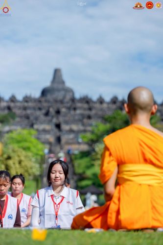 ภาพ No.224715:วันที่ 11 -12 พฤษภาคม พ.ศ. 2568 คณะพระอาจารย์ เจ้าหน้าที่ อาสาสมัคร นักศึกษา ทั้งชาวอินโดนีเซีย และชาวไทย ร่วมแรงร่วมใจ เตรียมงาน เก็บงาน ในวันวิสาขบูชา ณ พระมหาเจดีย์บรมพุทโธ ประเทศอินโดนีเซีย