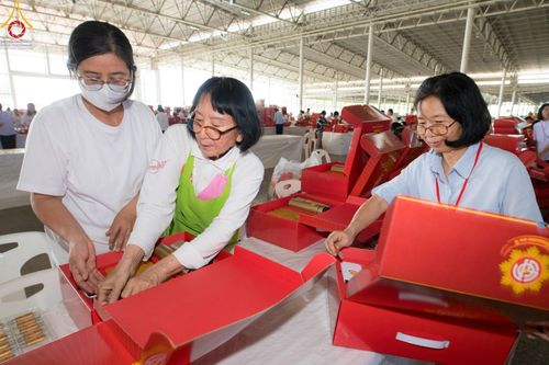 ภาพ No.212223:วันพุธที่ 19 มีนาคม พ.ศ. 2568 การบรรจุไทยธรรมลงกล่องสำเร็จ 43,500 กล่อง เพื่อถวายแด่พระสังฆาธิการ 40,000 กว่าวัดทั่วไทย ในวันคุ้มครองโลก 22 เมษายน พ.ศ. 2568 ณ บ้านแก้วเรือนทองคุณยายฯ วัดพระธรรมกาย