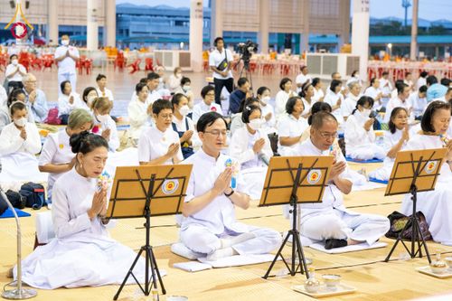 ภาพ No.202650:พิธีถวายภัตตาหารเป็นสังฆทาน แด่พระธรรมยาตรา ณ วัดพระธรรมกาย ตำบลคลองสาม อำเภอคลองหลวง จังหวัดปทุมธานี ในโครงการธรรมยาตรา กตัญญูบูชา มหาปูชนียาจารย์ พระมงคลเทพมุนี(สด จนฺทสโร) พระผู้ปราบมาร อนุสรณ์สถาน 7 แห่ง ปีที่ 13 วันที่ 28 มกราคม พ.ศ. 2568
