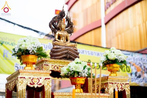 ภาพ No.180255:พิธีทำบุญตักบาตร ข้าวสารอาหารแห้ง แด่คณะสงฆ์ 99 รูป เนื่องในวันพ่อแห่งชาติ ปีที่ 50 ณ ศูนย์การค้าตลาดรังสิต ซ.รังสิต-ปทุมธานี 5 วันที่ 5 ธันวาคม พ.ศ. 2567