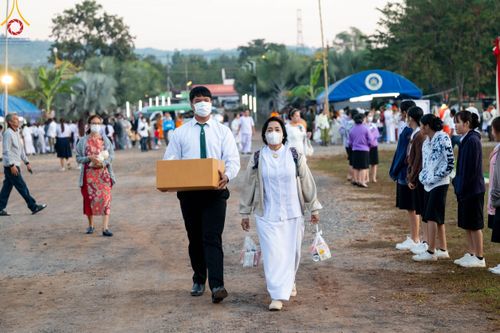 ภาพ No.103807:พิธีตักบาตรพระ 1,000 รูป ครั้งที่ 7 ถวายเป็นพุทธบูชา เพื่อช่วยเหลือคณะสงฆ์ 323 วัด 4 จังหวัดชายแดนภาคใต้ และถวายแด่คณะสงฆ์จังหวัดพิษณุโลก ณ ลานธรรมธุดงคสถานพิษณุโลก อ.วังทอง จ.พิษณุโลก วันที่ 24 ธันวาคม พ.ศ. 2566