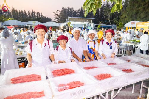 ภาพ No.110971:พิธีถวายภัตตาหารเป็นสังฆทาน แด่คณะพระธรรมยาตราฯ ในโครงการธรรมยาตรา กตัญญูบูชา มหาปูชนียาจารย์ พระมงคลเทพมุนี(สด จนฺทสโร) พระผู้ปราบมาร อนุสรณ์สถาน 7 แห่ง ปีที่ 12 วันที่ 13 มกราคม พ.ศ. 2567 ณ อนุสรณ์สถานมหาวิหารพระมงคลเทพมุนี  (โลตัสแลนด์) อ.สองพี่น้อง จ