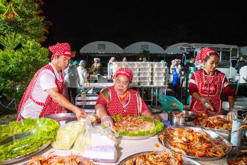 ภาพ No.194870:พิธีถวายภัตตาหารเป็นสังฆทาน แด่พระธรรมยาตรา ณ อนุสรณ์สถานมหาวิหารพระมงคลเทพมุนี (โลตัสแลนด์) อ.สองพี่น้อง จ.สุพรรณบุรี ในโครงการธรรมยาตรา กตัญญูบูชา มหาปูชนียาจารย์ พระมงคลเทพมุนี(สด จนฺทสโร) พระผู้ปราบมาร แห่ง ปีที่ 13 วันที่ 14 มกราคม พ.ศ.2568
