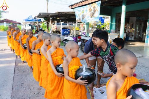 ภาพ No.57814:กิจกรรมบิณฑบาตของสามเณร โครงการบรรพชาสามเณร ฟื้นฟูพระพุทธศาสนาทั่วไทย ธุดงคสถานชลบุรี ณ ชุมชนบ้านห้วยเหียน ตำบลบ่อวิน  อำเภอศรีราชา จังหวัดชลบุรี วันที่ 27 เมษายน พ.ศ. 2567