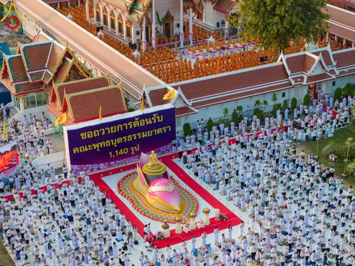 ภาพ No.111979:พิธีจุดประทีปถวายเป็นพุทธบูชา และบูชาธรรมมหาปูชนียาจารย์ พระมงคลเทพมุนี(สด จนฺทสโร) ในโครงการธรรมยาตรา กตัญญูบูชา มหาปูชนียาจารย์ พระมงคลเทพมุนี(สด จนฺทสโร) พระผู้ปราบมาร อนุสรณ์สถาน 7 แห่ง ปีที่ 12 วันที่ 14 มกราคม พ.ศ. 2567 ณ วัดสองพี่น้อง อ.สองพี่น้อง