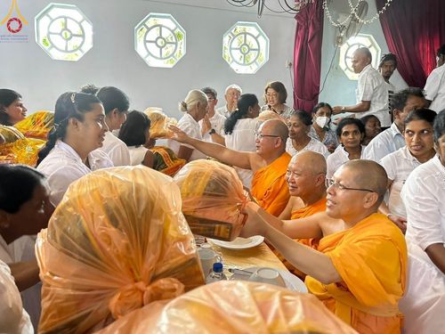 ภาพ No.97508:วัดพระธรรมกาย ร่วมบุญกฐินศรีลังกา ณ วัดศรีเอลวาร่า วรดานารามายะ  มาตาเล ศรีลังกา เชื่อมสัมพันธไมตรี สร้างสามัคคีสงฆ์ โดยมีพระครูสมุห์สนิทวงศ์ วุฑฺฒิวํโส, ดร.  เป็นผู้แทนวัดพระธรรมกาย ถวายกฐินในครั้งนี้ วันที่ 19 พฤศจิกายน พ.ศ. 2566