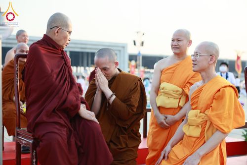 ภาพ No.207682:พิธีเวียนประทักษิณและจุดมาฆประทีป ในวันมาฆบูชา วันพุธที่ 12 กุมภาพันธ์ พ.ศ. 2568 ณ พระมหาธรรมกายเจดีย์ วัดพระธรรมกาย