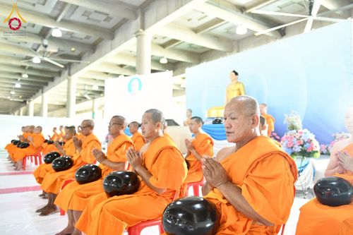 ภาพ No.256633:วันที่ 11 ตุลาคม พ.ศ. 2568 พิธีตักบาตรฉลองพระใหม่  โครงการอุปสมบทบูชาธรรม 141 ปี  พระมงคลเทพมุนี (สด จนฺทโร) ผู้ค้นพบวิชชาธรรมกาย ณ มหาวิหารคด 9 วัดพระธรรมกาย