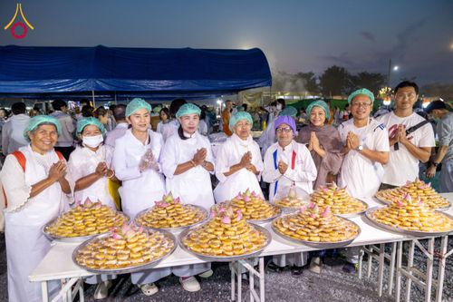 ภาพ No.200835:พิธีถวายภัตตาหารเป็นสังฆทาน แด่พระธรรมยาตรา ณ อนุสรณ์สถานบางปลา วัดบางปลา อำเภอบางเลน จังหวัดนครปฐม ในโครงการธรรมยาตรา กตัญญูบูชา มหาปูชนียาจารย์ พระมงคลเทพมุนี(สด จนฺทสโร) พระผู้ปราบมาร อนุสรณ์สถาน 7 แห่ง ปีที่ 13 วันที่ 24 มกราคม พ.ศ. 2568