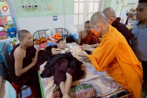 ภาพ No.220271:วันที่ 17 เมษายน พ.ศ. 2568 ผู้แทนวัดพระธรรมกาย ลงพื้นที่เยียวยา ซับน้ำตาเหยื่อแผ่นดินไหวมัณฑะเลย์