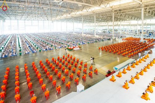 ภาพ No.167458:พิธีตักบาตรและพิธีบูชาข้าวพระ ในวันอาทิตย์ที่ 3 พฤศจิกายน พ.ศ. 2567 ณ วัดพระธรรมกาย