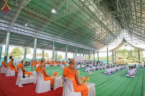 ภาพ No.180180:พิธีตัดปอยผมธรรมทายาท ณ ศูนย์ปฏิบัติธรรมวิหารแดง จ.สระบุรี โครงการบรรพชาอุปสมบท บูชาธรรมมหาปูชนียาจารย์ วันที่ 5 ธันวาคม พ.ศ. 2567