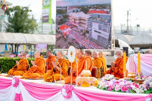 ภาพ No.150767:พิธีเจริญพระพุทธมนต์ และทำบุญตักบาตรแด่คณะสงฆ์ จำนวน 121 รูป เนื่องในโอกาสฉลองครบรอบ 120 ปี อำเภอคลองหลวง จังหวัดปทุมธานี เพื่อถวายเป็นพุทธบูชา ช่วยเหลือผู้ประสบความเดือดร้อนจากอุทกภัย และคณะสงฆ์ 323 วัด 4 จังหวัดชายแดนภาคใต้ วันเสาร์ที่ 31 สิงหาคม พ.ศ. 