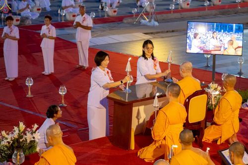 ภาพ No.253607:วันที่ 10 ตุลาคม พ.ศ. 2568 พิธีจุดประทีปบูชาพระผู้ปราบมาร, พิธีจุดประทีปบนพระมหาธรรมกายเจดีย์  20,000 ดวง เนื่องในวันคล้ายวันเกิดครบรอบ 141 ปี พระมงคลเทพมุนี (สด จนฺทสโร)