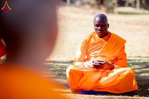 ภาพ No.232965:วันอาทิตย์ 29 มิถุนายน พ.ศ. 2568 กิจกรรมอบรมธรรมทายาทแอฟริกาใต้  ปฏิบัติธรรมสร้างสันติสุขภายใน แสงแห่งพุทธธรรมสู่แผ่นดินแอฟริกาใต้ ณ บริเวณหน้าวัดพระธรรมกายโจฮันเนสเบิร์ก