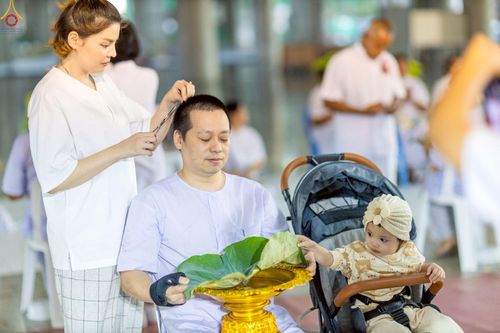 ภาพ No.242923:วันที่ 31 สิงหาคม พ.ศ. 2568 พิธีตัดปอยผมและปลงผม โครงการอุปสมบทหมู่บูชาธรรม ครบรอบ 108 ปี วันครูผู้ค้นพบวิชชาธรรมกาย ณ วัดพระธรรมกาย