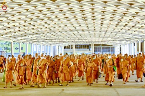 ภาพ No.219241:บรรยากาศการเดินทางเข้าวัดพระธรรมกาย , การต้อนรับปฏิสันถาร , การฉันภัตตาหารเช้า , การลงทะเบียนพระสังฆาธิการ  เนื่องในวันคุ้มครองโลก พิธีถวายมหาสังฆทานคณะสงฆ์ 40,000 กว่าวัดทั่วประเทศ ณ วัดพระธรรมกาย