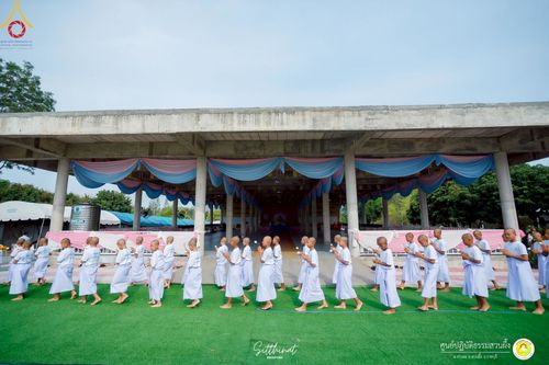 ภาพ No.215919:วันพฤหัสบดีที่ 3 เมษายน พ.ศ. 2568 พิธีบรรพชาสามเณร ภาคฤดูร้อน รุ่นที่ 15  บูชาธรรมหลวงพ่อธัมมชโย 81 ปี 81 รูป ณ ศูนย์ปฏิบัติธรรมสวนผึ้ง จ.ราชบุรี