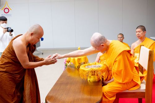 ภาพ No.222585:วันที่ 23 เมษายน พ.ศ. 2568 หลวงพ่อทัตตชีโวต้อนรับคณะสงฆ์บังกลาเทศ ณ อาคาร 100 ปี คุณยายมหารัตนอุบาสิกาจันทร์ ขนนกยูง วัดพระธรรมกาย