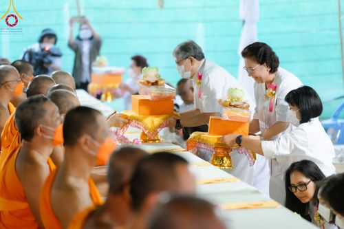 ภาพ No.108055:พิธีถวายภัตตาหารเป็นสังฆทาน แด่คณะพระธรรมยาตราฯ ในโครงการธรรมยาตรากตัญญูบูชา มหาปูชนียาจารย์ พระมงคลเทพมุนี(สด จนฺทสโร) พระผู้ปราบมาร อนุสรณ์สถาน 7 แห่ง ปีที่ 12 วันที่ 8 มกราคม พ.ศ. 2567 ณ อนุสรณ์สถานมหาวิหารพระมงคลเทพมุนี (โลตัสแลนด์) อ.สองพี่น้อง จ.สุ