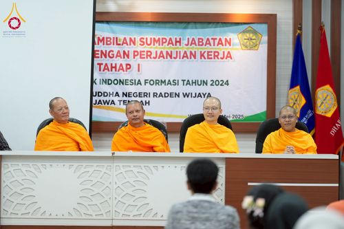 ภาพ No.227486:วันที่ 30 พฤษภาคม พ.ศ. 2568 สันติสุขจากสมาธิ แผ่ไพศาลในแดนอิเหนา : พระสงฆ์ไทยเยือนวิทยาลัยราเดนวิจายา อินโดนีเซีย