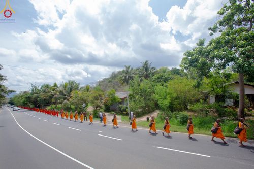 ภาพ No.140105:PhotoStory มหาศรัทธา ธรรมยาตราศรีลังกา EP.3  โครงการสยาม-ลังกา ธรรมยาตรา ฉลองเทศกาลวิสาขบูชาแห่งชาติ ศรีลังกา  บูชาธรรม 80 ปีหลวงพ่อธัมมชโย เส้นทางจาก เมืองดัมบูลลา ไปยัง เมืองมาตะเล  ตั้งแต่วันที่ 17-20 พฤษภาคม พ.ศ. 2567