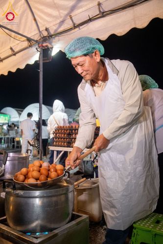 ภาพ No.193561:สาธุชนถวายภัตตาหารเป็นสังฆทาน แด่พระธรรมยาตรา ณ อนุสรณ์สถานคลองบางนางแท่น อ.สามพราน จ.นครปฐม ในโครงการธรรมยาตรา กตัญญูบูชา มหาปูชนียาจารย์ พระมงคลเทพมุนี(สด จนฺทสโร) พระผู้ปราบมาร อนุสรณ์สถาน 7 แห่ง ปีที่ 13 วันที่ 11 มกราคม พ.ศ. 2568