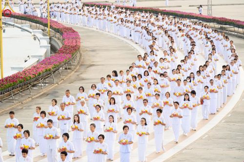 ภาพ No.214917:วันเสาร์ที่ 5 เมษายน พ.ศ. 2568 พิธีเวียนประทักษิณรอบพระมหาธรรมกายเจดีย์  พิธีวันทาเจดีย์ พิธีขอขมาและมอบผ้าไตร ในโครงการบรรพชาสามเณรฟื้นฟูพระพุทธศาสนาทั่วไทย , โครงการหน่อแก้วเปรียญธรรม รุ่นที่ 13 ,  โครงการสามเณรยุวธรรมทายาท รุ่นที่ 33 , โครงการสามเณรมั